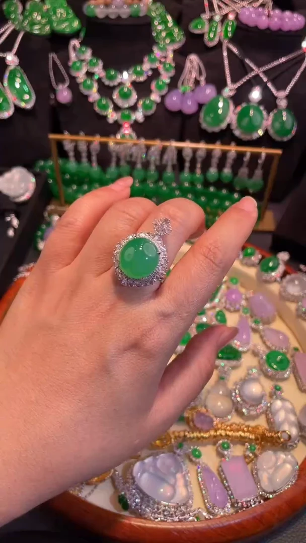 翡翠戒指18K金镶嵌翡翠戒指