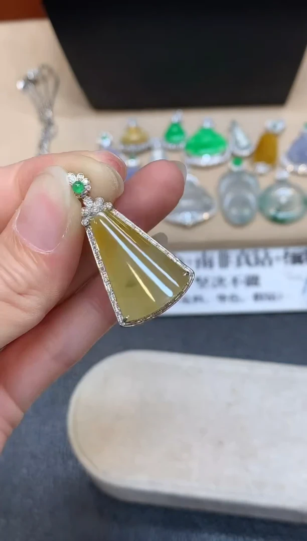 颈饰18K金镶嵌翡翠无事柱【无服务费