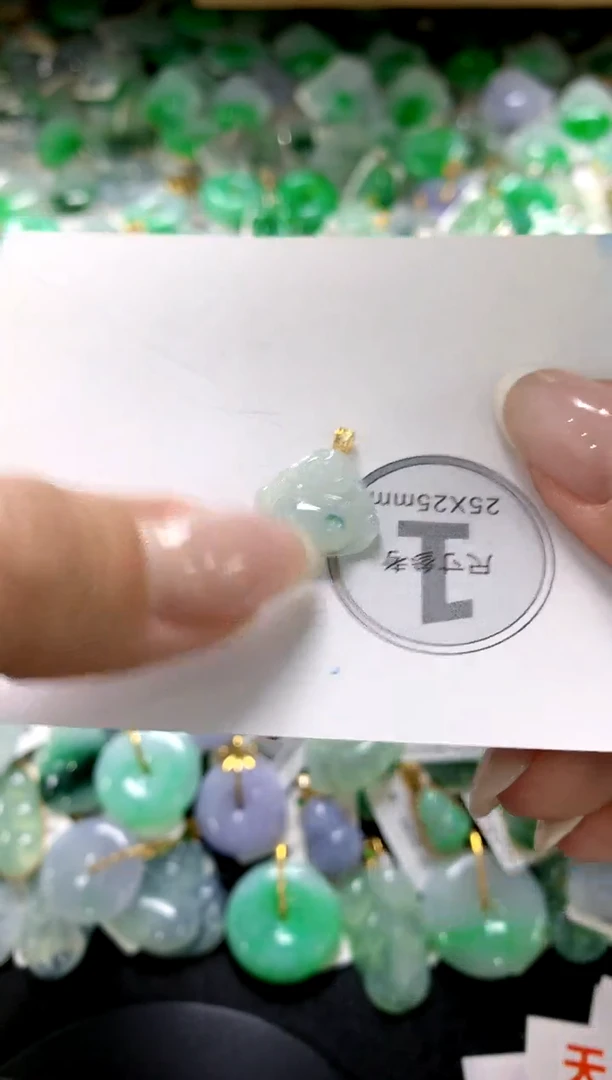 翡翠18K金镶嵌颈饰1111111111111111