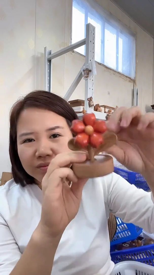 木下花盆旋转红花