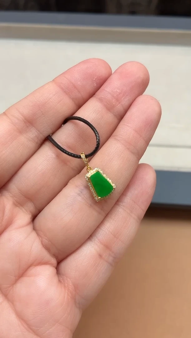 颈饰18K金镶嵌翡翠挂件