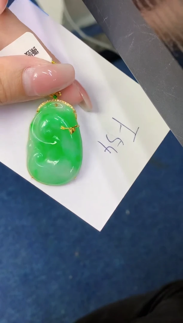 翡翠18K金镶嵌颈饰缅甸天然翡翠A货