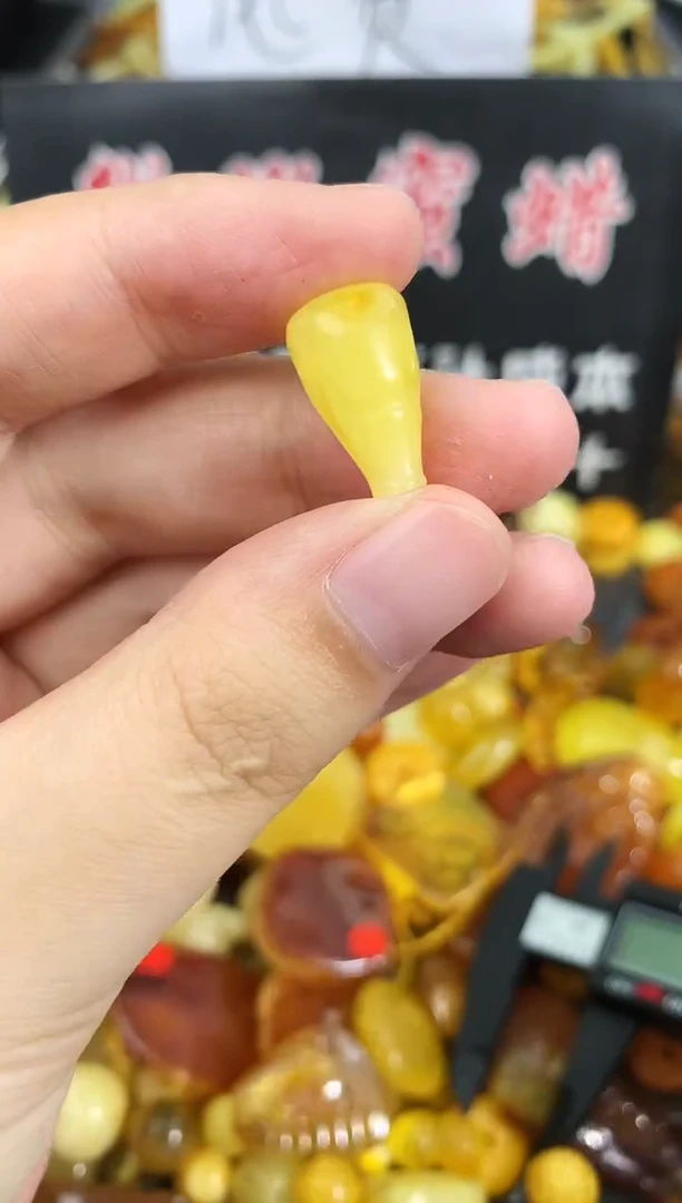 蜜蜡未镶嵌珠宝奇石42