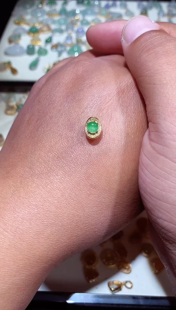 颈饰18K金镶嵌翡翠蒲*英111111