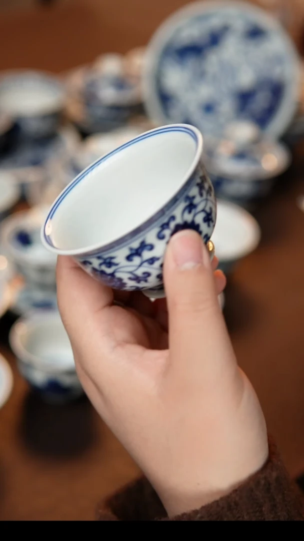 缠枝连纹理小两才盖碗