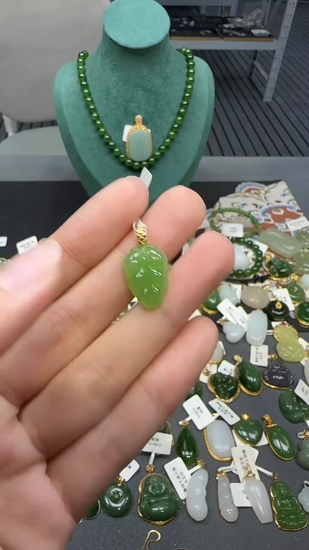 18K金镶嵌和田玉挂件1