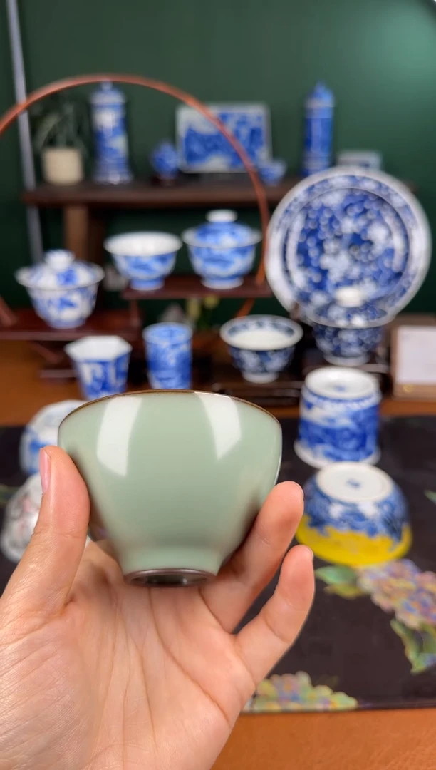 杯望月怀古。石青颜色釉鸡心杯