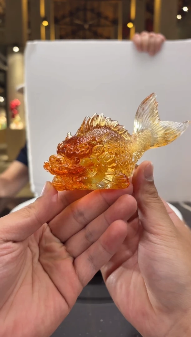 摆件琥珀金鱼化龙纸镇