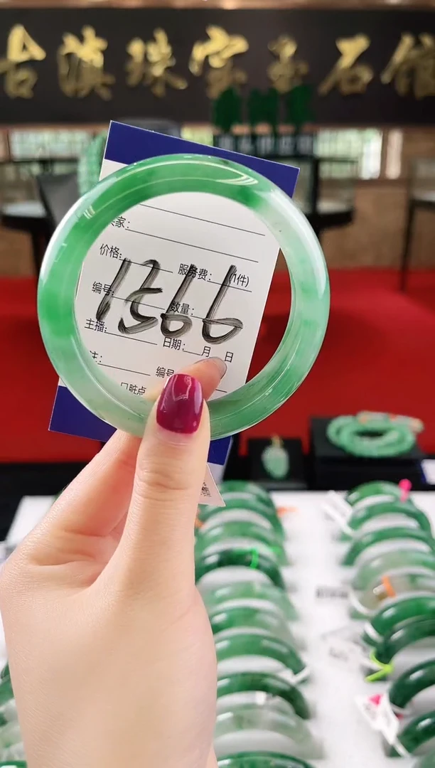 未镶嵌手镯石英质玉（非洲翠）微瑕，一经发货，运费不退介意勿拍