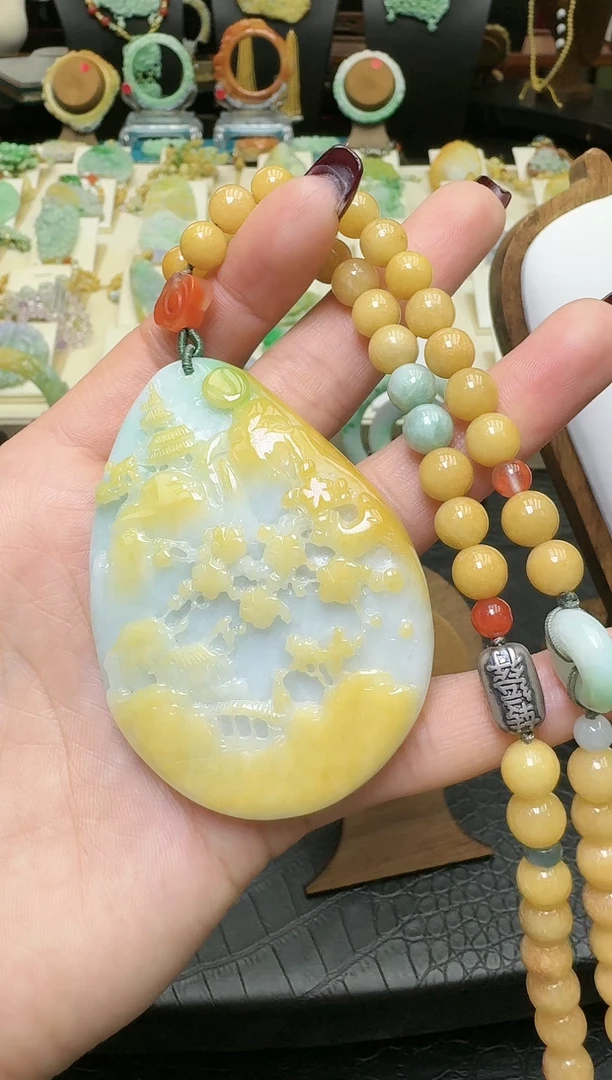 【闪购商品】翡翠颈饰未镶嵌特色黄加绿山水牌