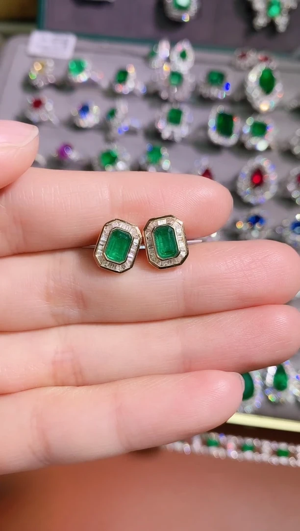 【闪购商品】祖母绿耳钉18K金镶嵌1