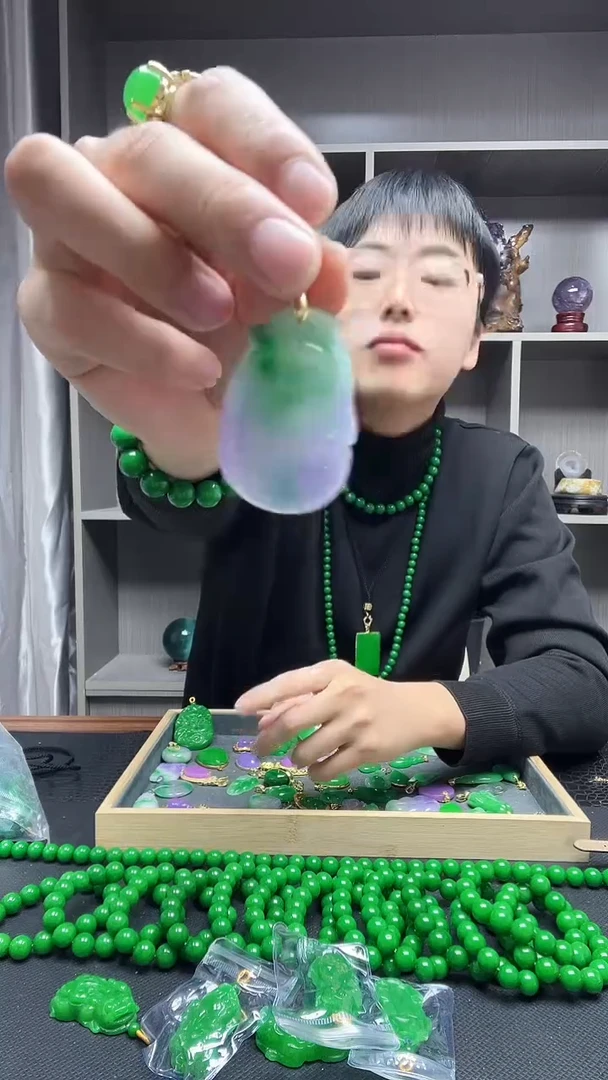 吊坠(赠链)未镶嵌翡翠正*吊坠