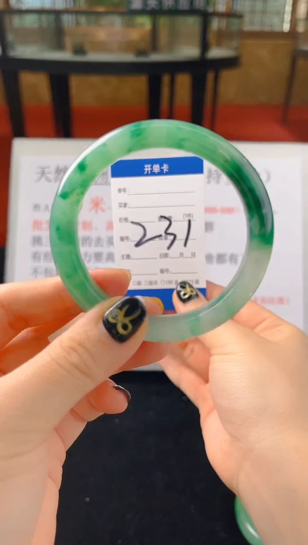 未镶嵌手镯石英质玉（非洲翠）微瑕，一经发货，运费不退介意勿拍