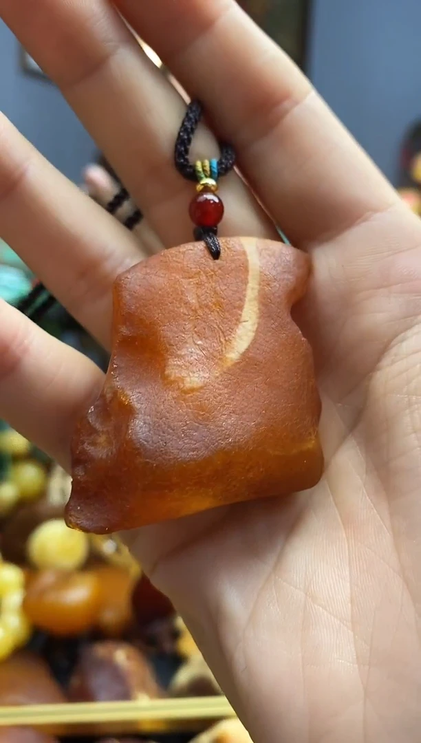 未镶嵌颈饰琥珀吊坠