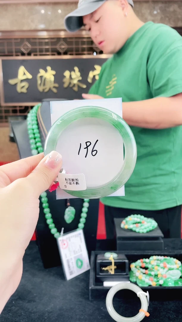 未镶嵌手镯石英质玉（非洲翠）微瑕一经发货运费不退介意勿拍
