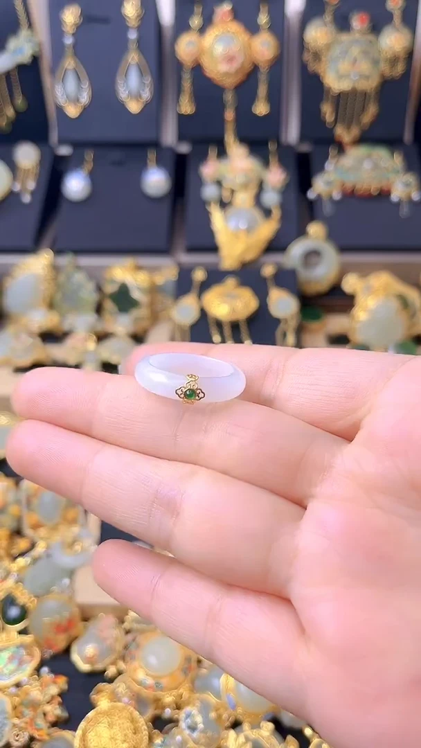 项圈18K金镶嵌和田玉祥云戒圈