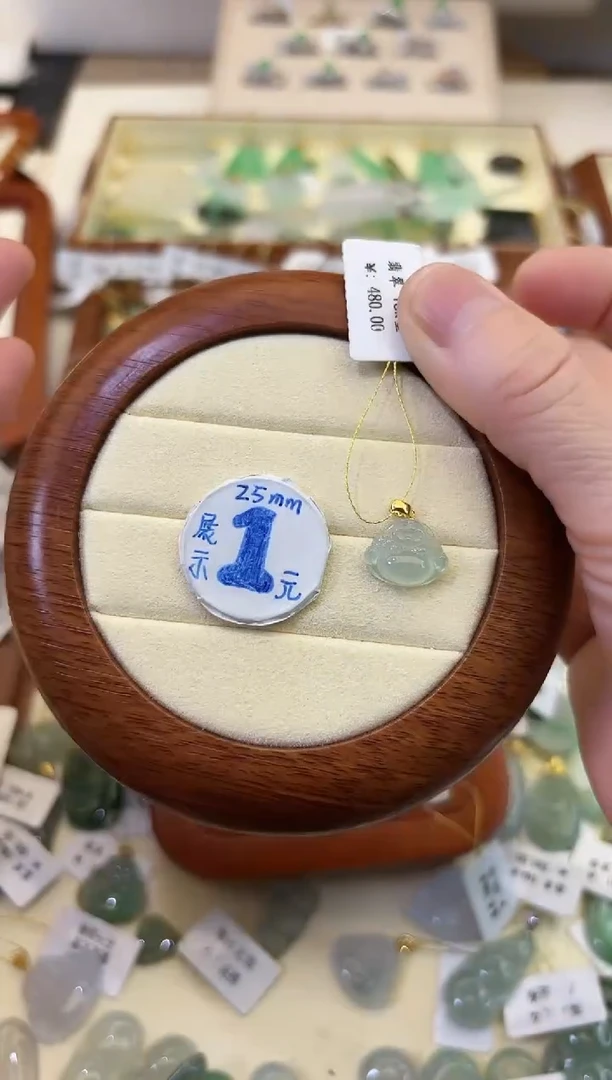颈饰18K金镶嵌翡翠C小佛公