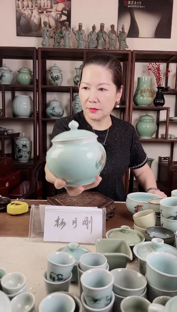 枕***觉微瑕 釉中彩 小盖罐（马）