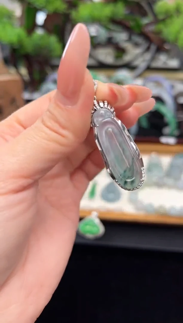 颈饰18K金镶嵌翡翠吊坠