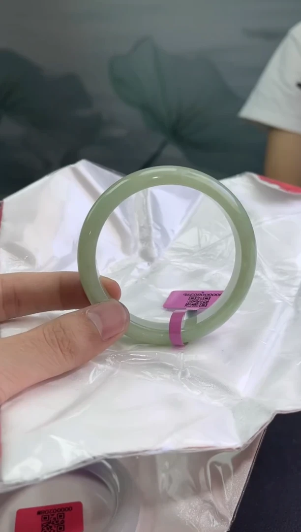 翡翠手镯未镶嵌翡翠手镯