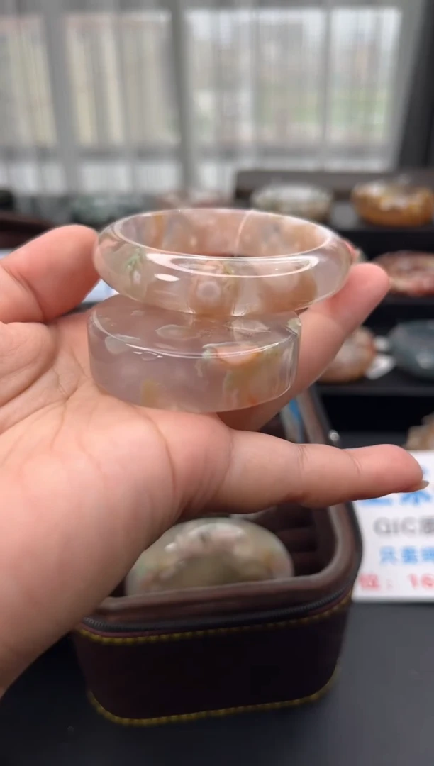 石英质玉手镯未镶嵌赠送镯心（圈口52