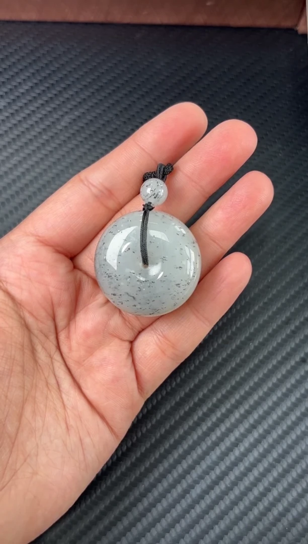 吊坠(赠链)未镶嵌和田玉黑山微色差平安扣m