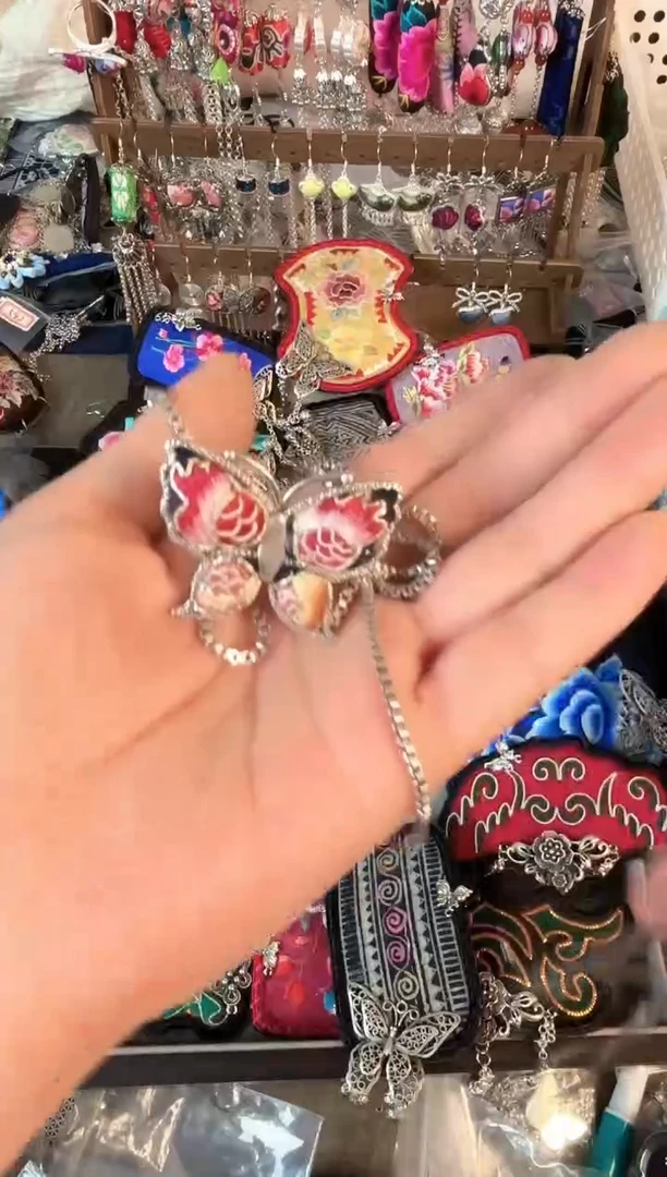 彩云南阁非遗老绣饰品575*