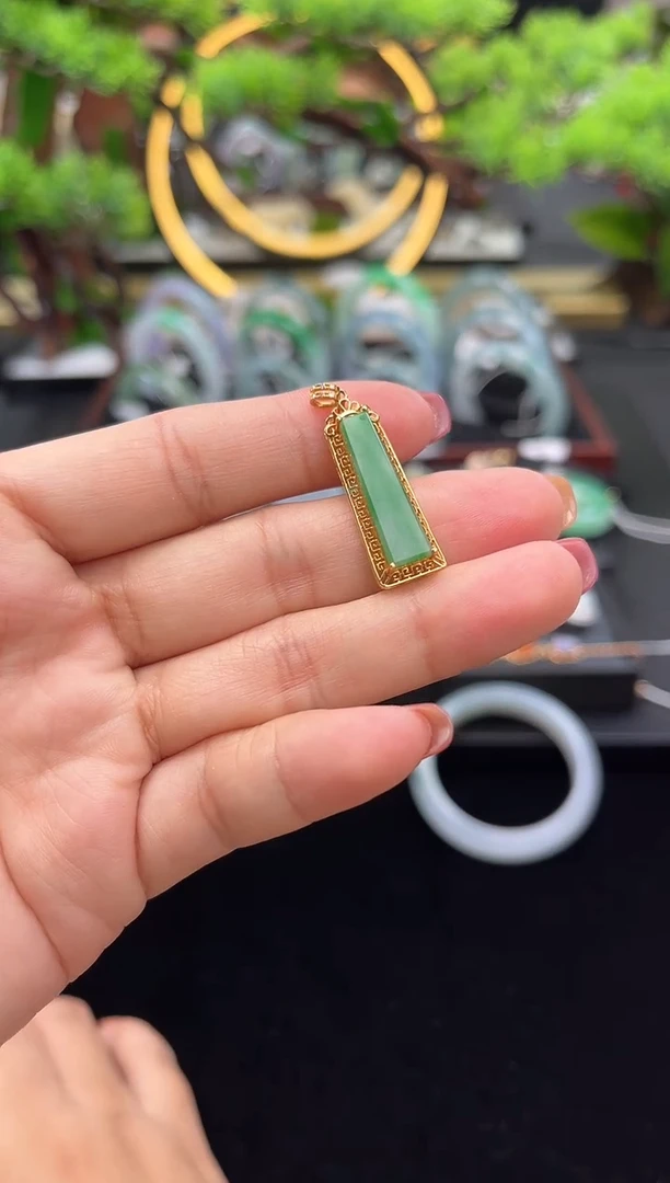 颈饰18K金镶嵌翡翠吊坠