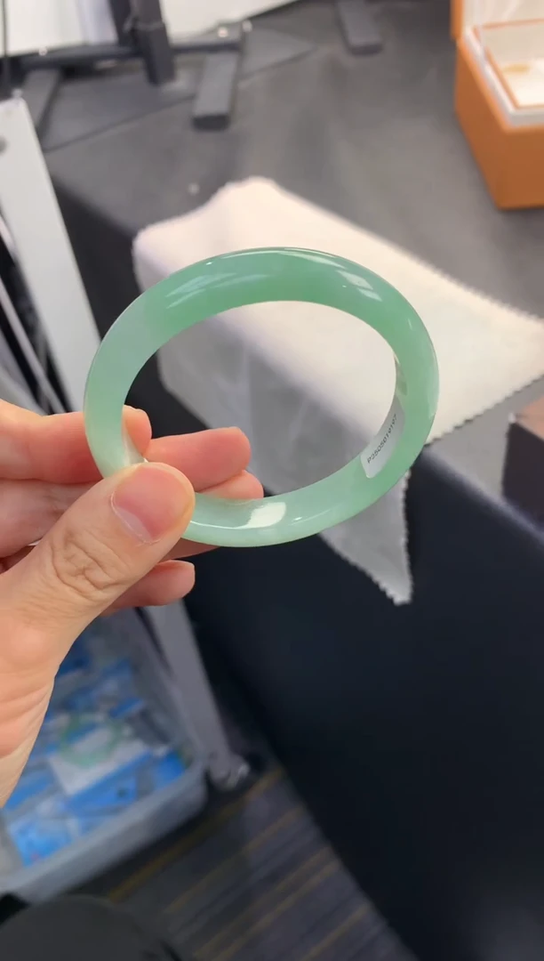 未镶嵌手镯（贵妃镯）翡翠退货需手镯吊牌标签完好