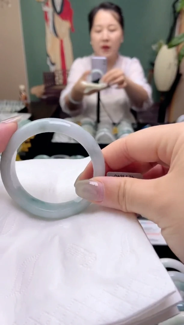 翡翠手镯未镶嵌5354圈口d