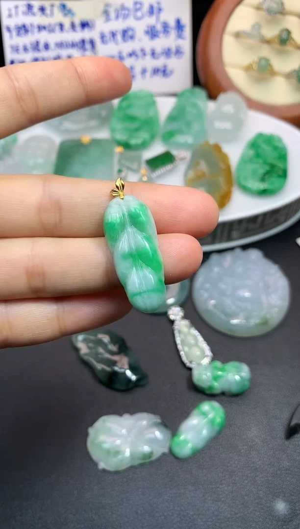 颈饰18K金镶嵌翡翠吊坠