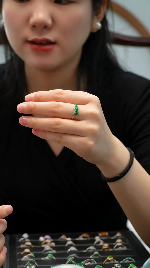 18K金镶嵌戒指翡翠戒指