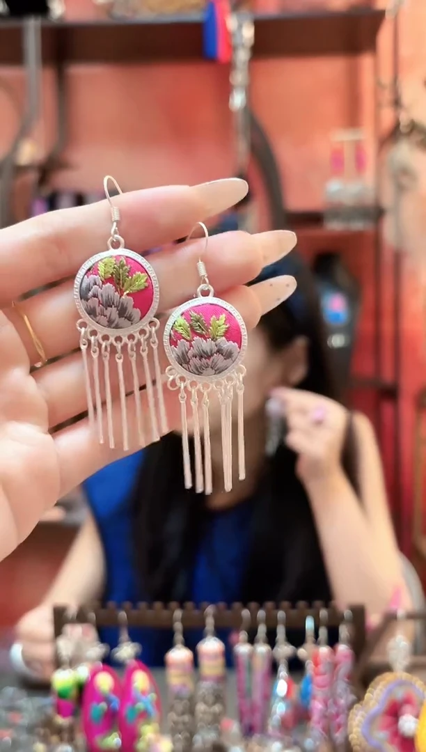 织绣云织瑶老绣饰品89