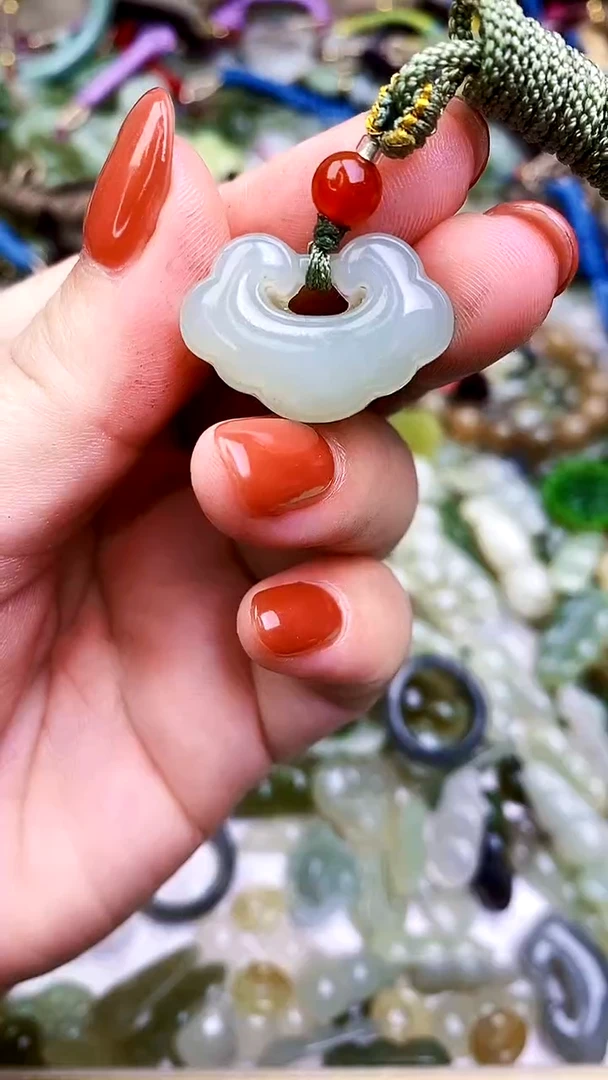 和田玉未镶嵌颈饰的