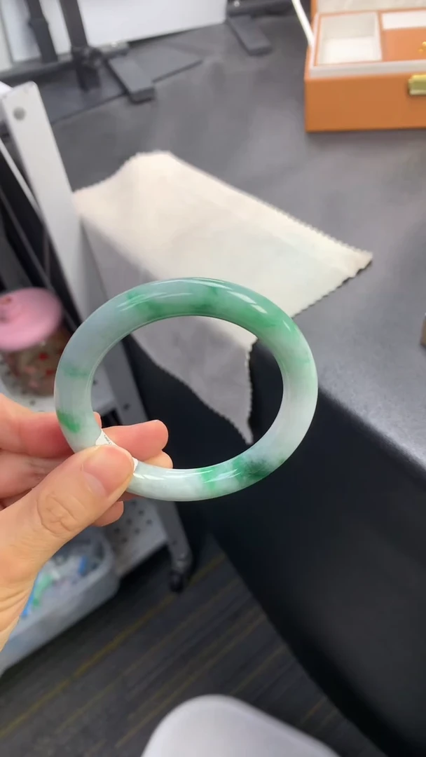 未镶嵌手镯（圆镯）翡翠退货需手镯吊牌标签完好