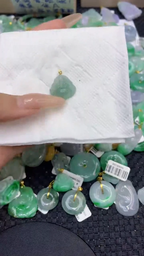 翡翠18K金镶嵌颈饰天然缅甸A货翡翠