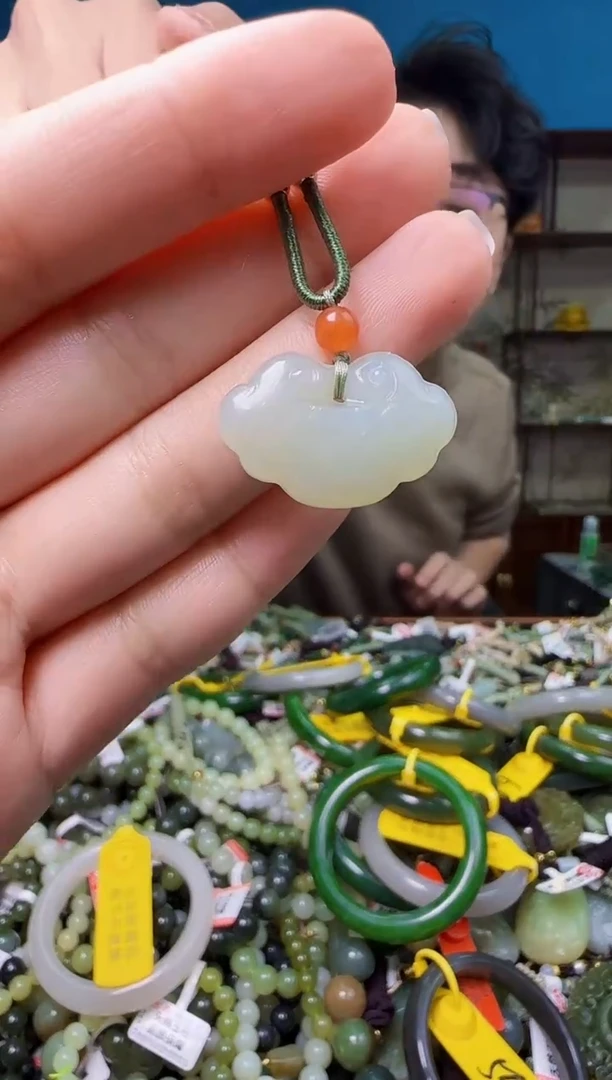 颈饰未镶嵌和田玉1