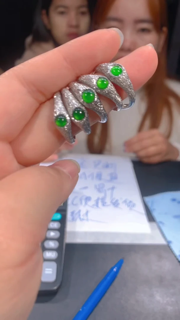 【闪购商品】定制翡翠未镶嵌4定制翡翠，多样性发货（发其一）