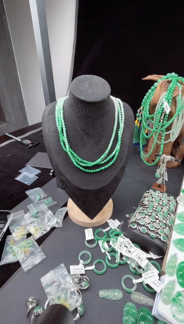 吊坠(赠链)未镶嵌石英质玉（非洲翠）29.40项链