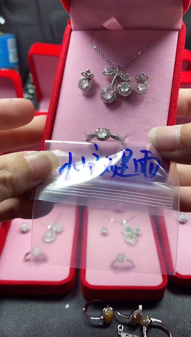 未镶嵌戒指翡翠小***雨翡翠吊坠