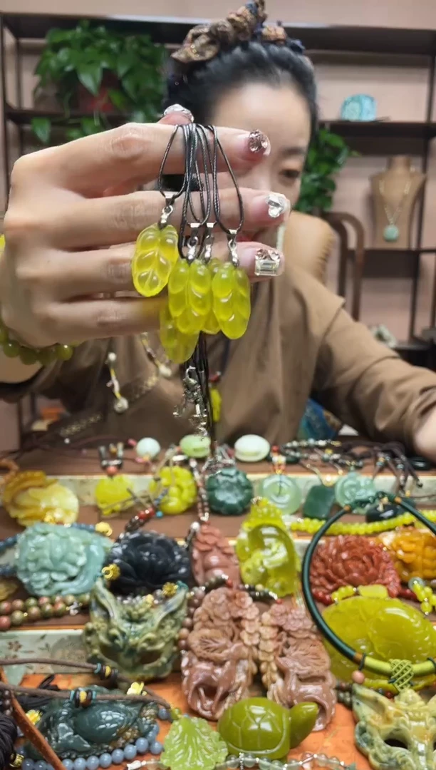 未镶嵌岫玉吊坠多样性发货发其中之一