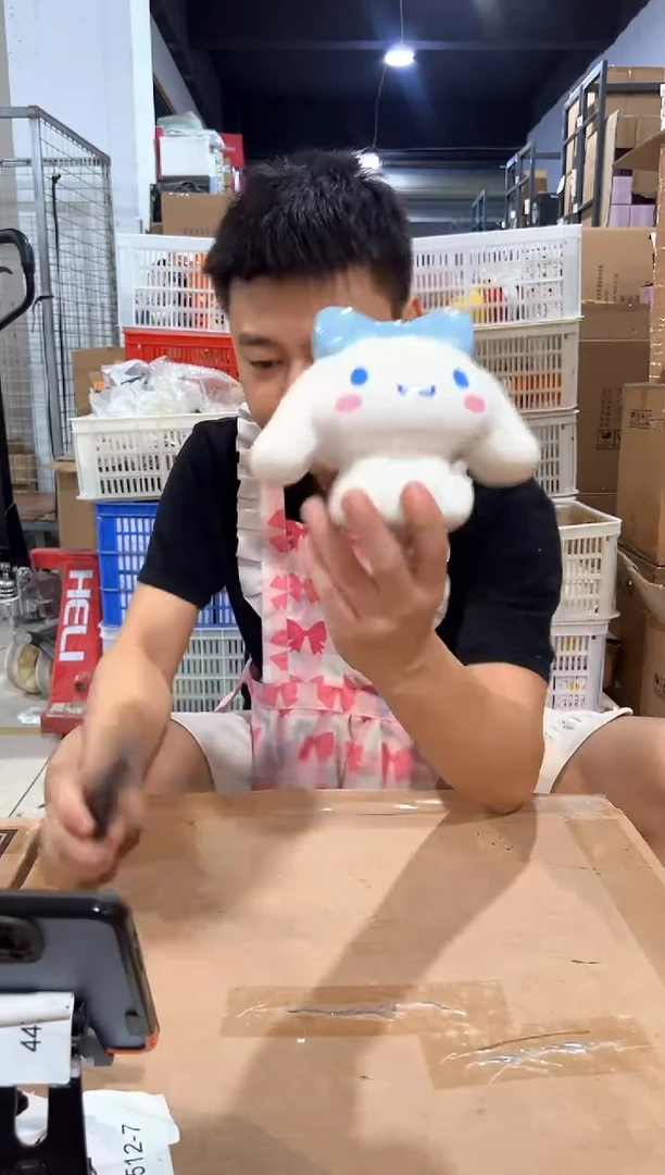 瓷片玉桂狗笔筒