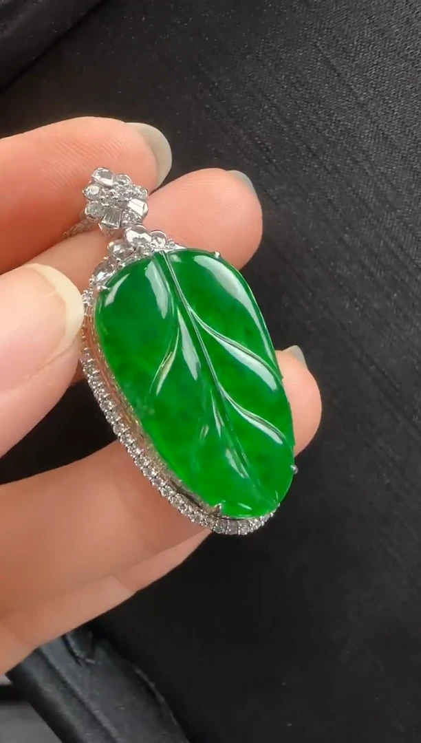 颈饰18K金镶嵌翡翠357叶子一个