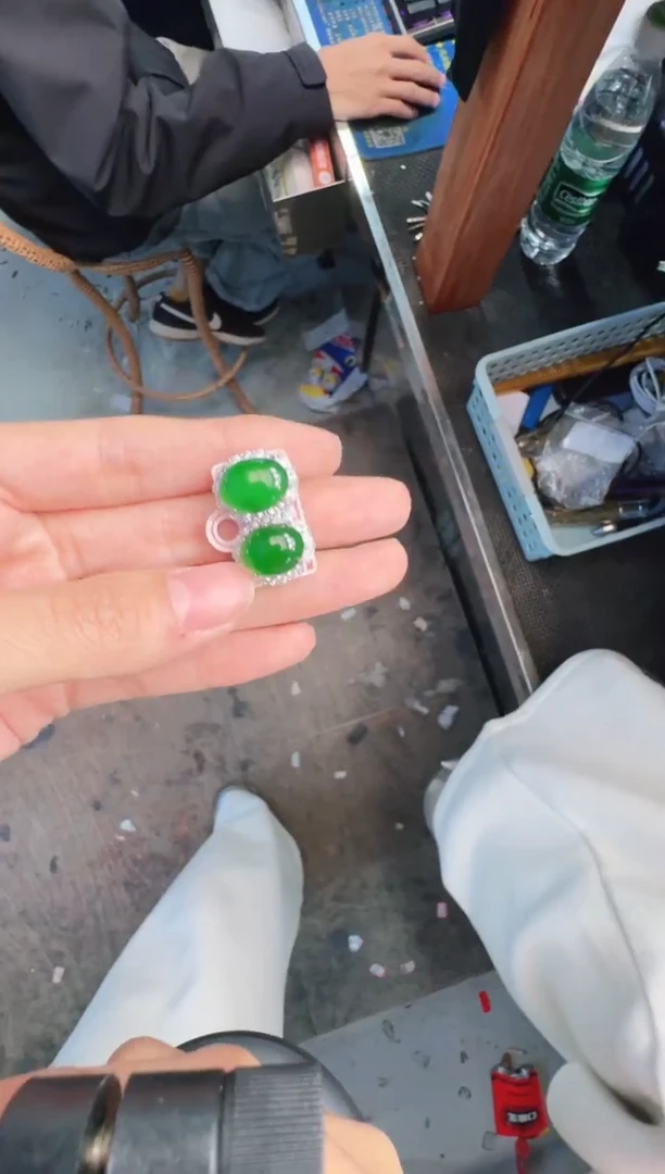 未镶嵌定制翡翠A货有轻微色差属于正常现象，耳钉多样性发货1