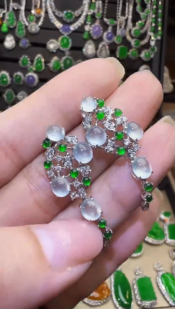18K金镶嵌翡翠耳饰蛋面