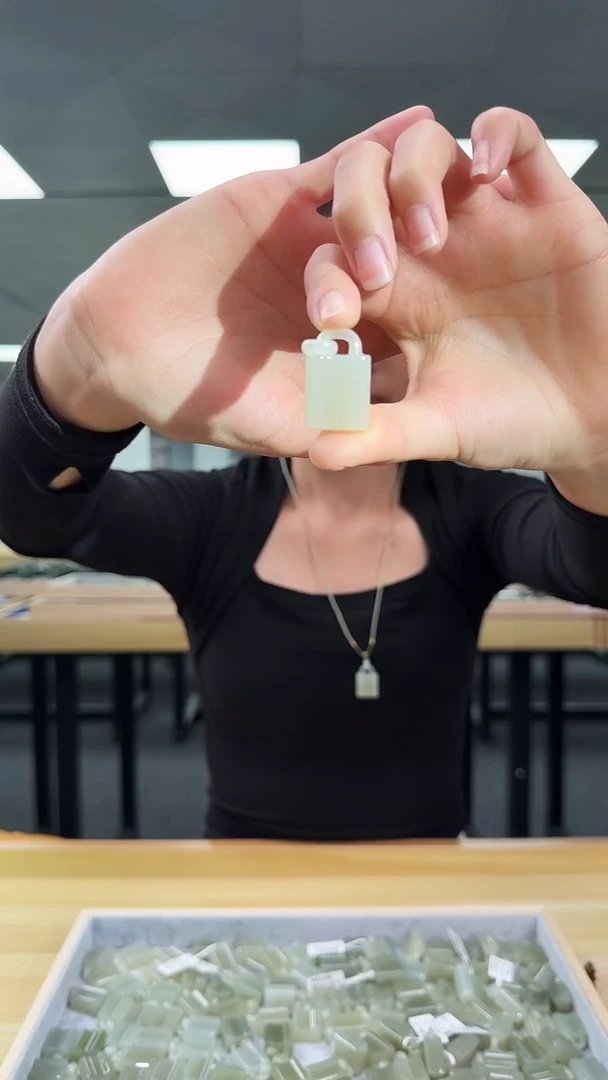 颈饰未镶嵌和田玉白玉锁头 多样性发一