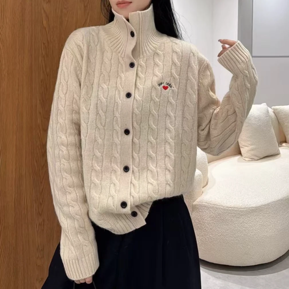 70385#冬季新款时尚翻领单排扣爱心字母刺绣麻花针织开衫