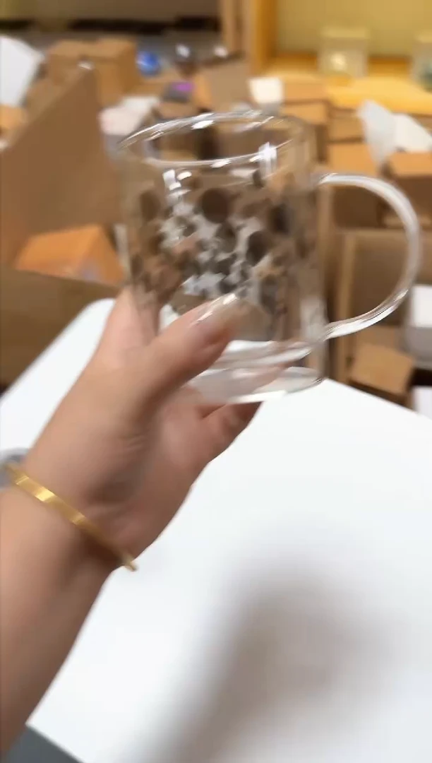 白色波点杯