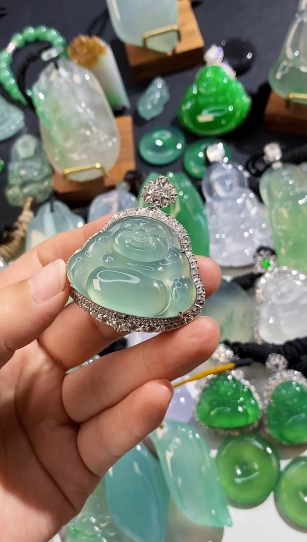 翡翠18K金镶嵌颈饰18K金翡翠佛公吊坠