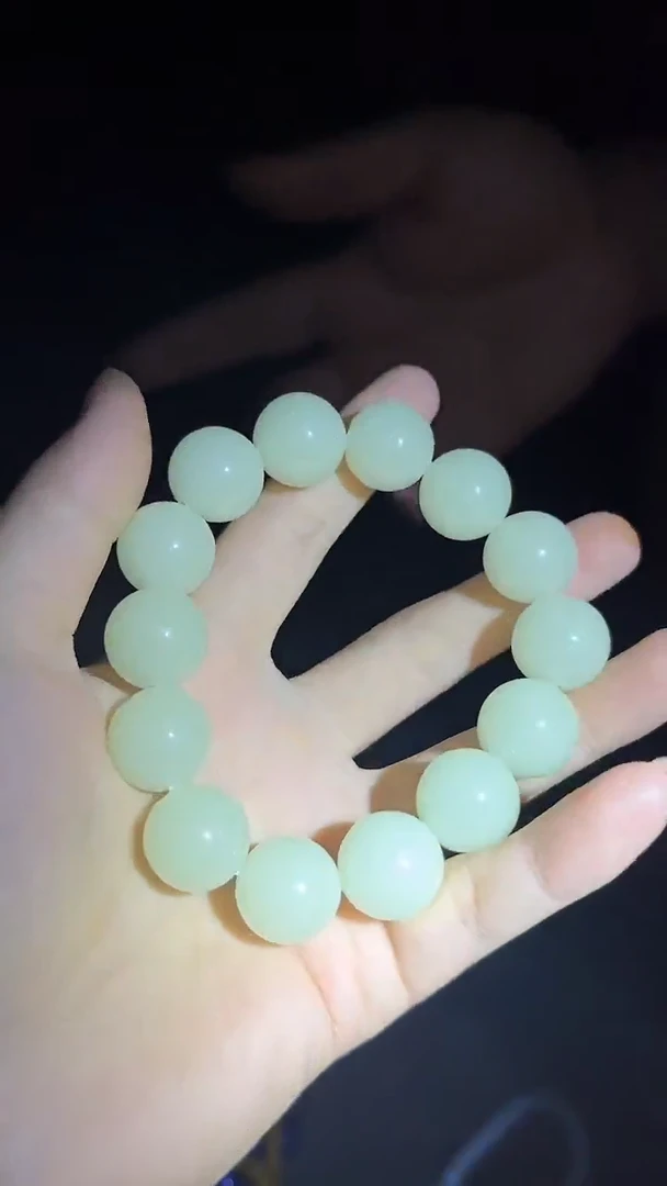 未镶嵌和田玉挂件1条..白